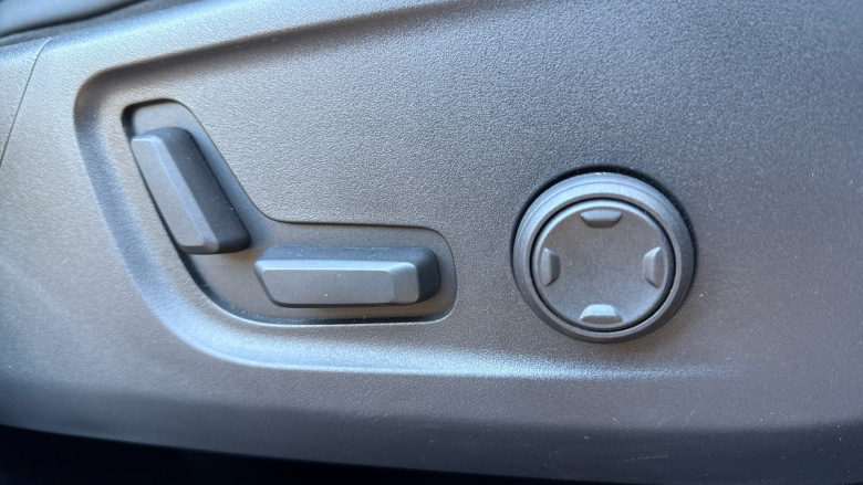 Volvo XC40 2.0 B3P Plus Dark 5dr Auto Petrol Estate